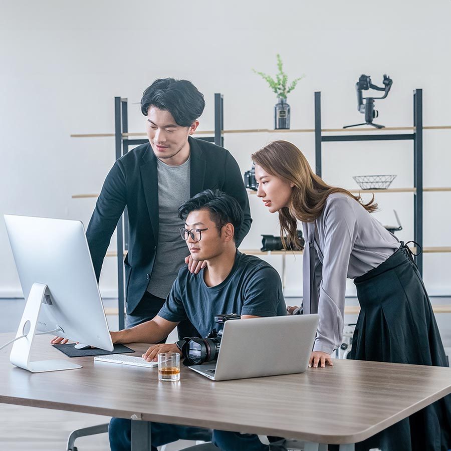 Hội tụ những chuyên gia thực chiến trong lĩnh vực Quản trị hệ thống, Lập trình và Marketing. Chúng tôi kết hợp tư duy chiến lược với nền tảng kỹ thuật vững chắc để giải quyết bài toán tăng trưởng cho doanh nghiệp.